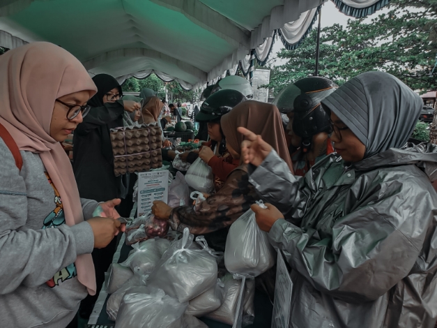 Saat Gerimis Tak Menghalangi, Pangan Murah Jadi Penyangga Ekonomi Warga Jelang Ramadan