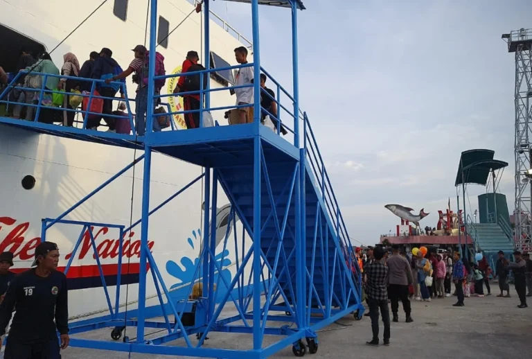 Memburu Harga sebelum Ongkos Naik, Penumpang Kapal di Sampit Hindari Berdesakan Mudik