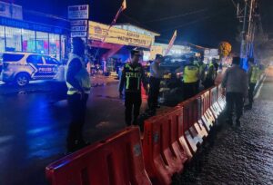 Persempit Ruang Balap Liar, Polsek Pahandut Pasang Barier