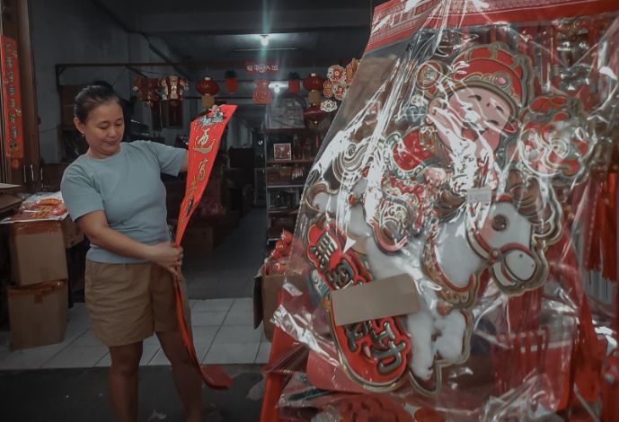 Rak Masih Penuh Jelang Imlek, Pedagang Pernak-pernik Sampit Pilih Bertahan