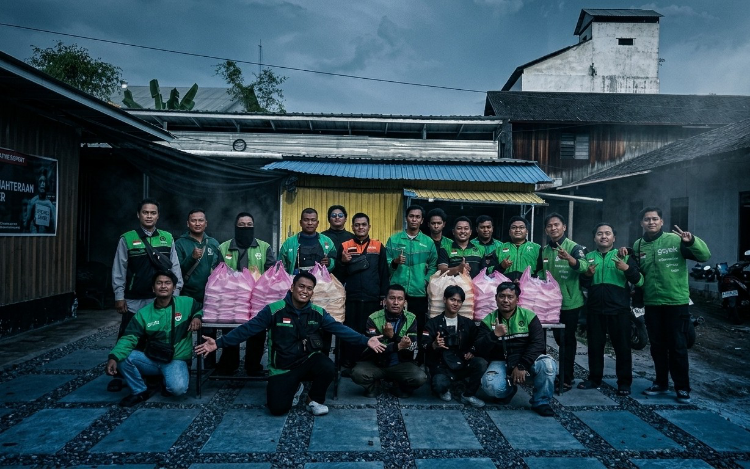 Menepi dari Orderan, Driver Grab dan Gojek Sampit Kompak Berbagi Takjil di Jalan Panjaitan