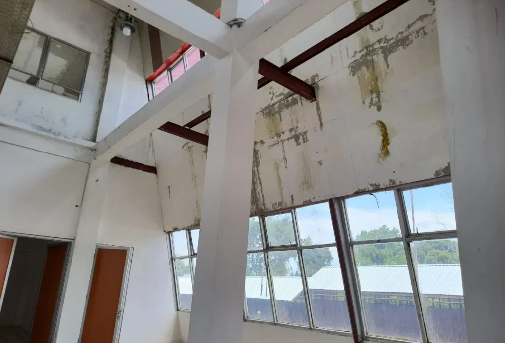 DISOAL HUKUM: Dinding miring yang menjadi bagian dari temuan kegagalan fungsi konstruksi. (Heny/Kanal Independen)