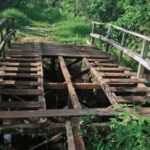 Kayu Jembatan Akses Kebun di Cempaka Mulia Barat Dicuri Maling, Warga Kehilangan Penghubung Hidup