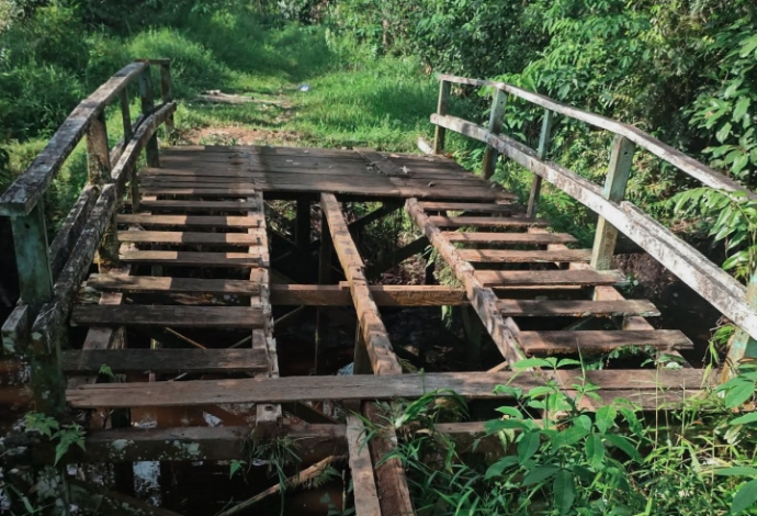 Kayu Jembatan Akses Kebun di Cempaka Mulia Barat Dicuri Maling, Warga Kehilangan Penghubung Hidup
