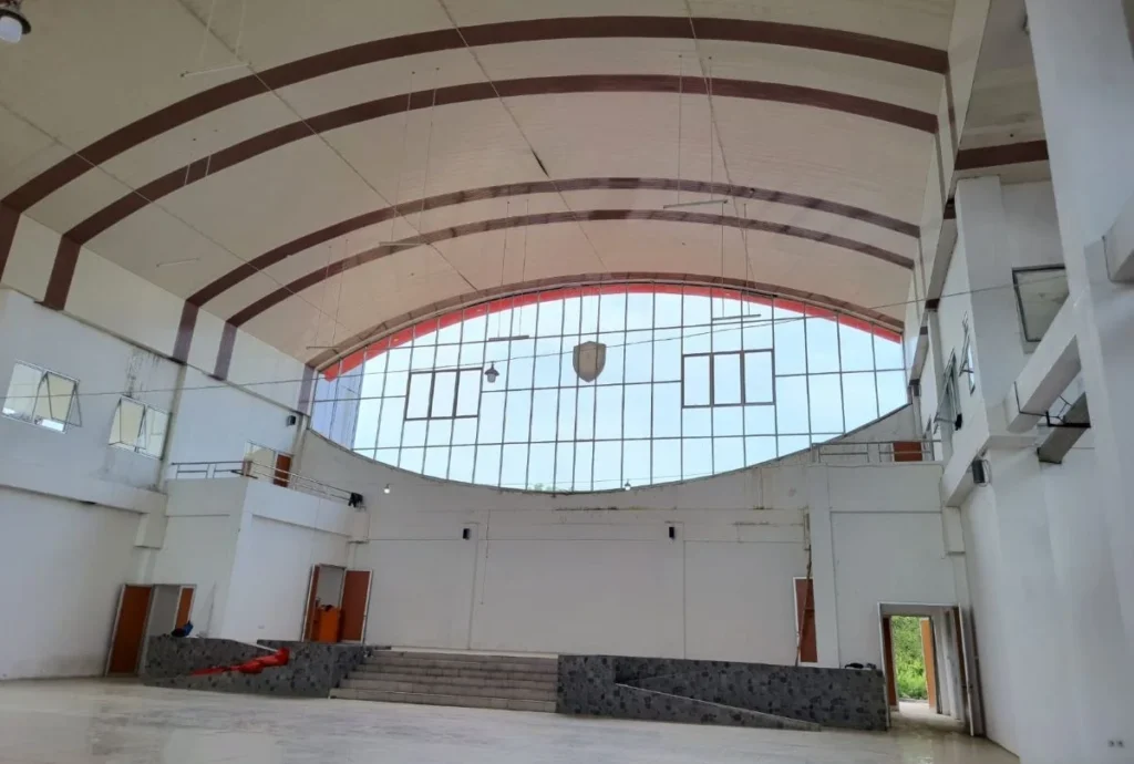 RUANG UTAMA: Bagian dalam Gedung Expo Sampit yang telah dibersihkan setelah beberapa lama terbengkalai. (Heny/Kanal Independen)