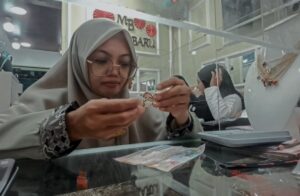 Harga Naik Gila-gilaan, Warga Sampit Tetap Borong Emas Jelang Lebaran