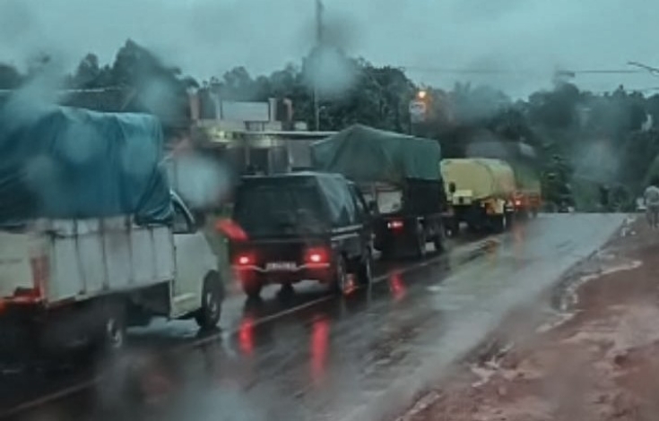 Akibat Kecelakaan, Minyak Tumpah di Jalur Nadi Kalimantan, Antrean Mengular Sejak Malam hingga Pagi