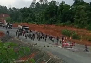 Aparat vs Warga Bentrok di Jalan Hauling PT ABB Kapuas, Tiga Polisi Luka Bacok, Warga Luka-Luka