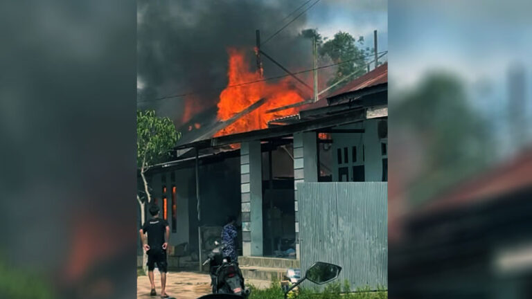 Kebakaran Hanguskan Rumah di Jalan Kembali Sampit, Warga Bahu-membahu Evakuasi Mobil
