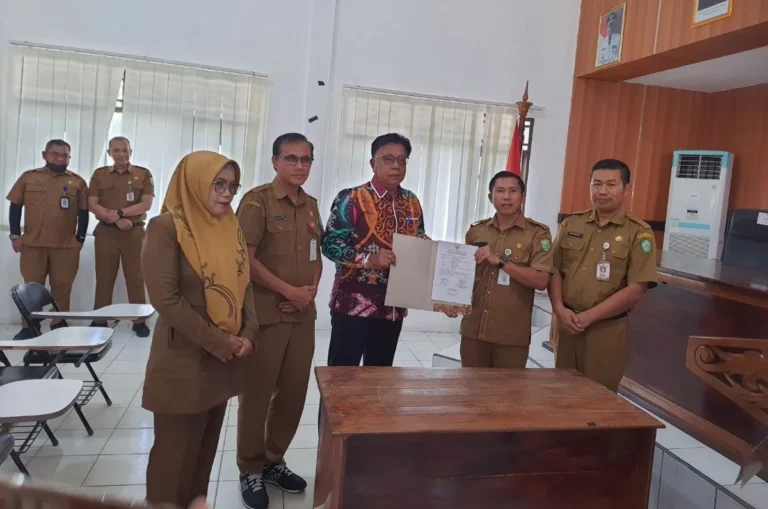 Johny Tangkere Pensiun, Muslih Mewarisi PR Berat Pasar dan Koperasi di Kotim