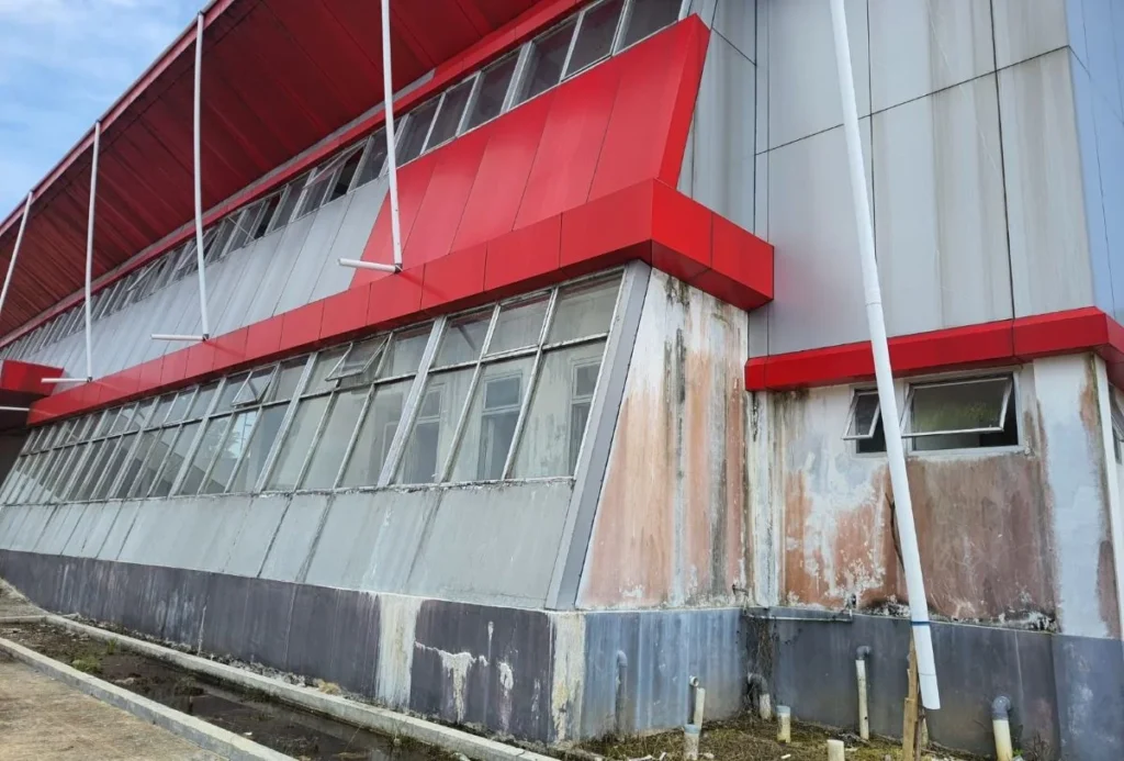 KUSAM: Bekas rembesan dan kerusakan pada dinding Gedung Expo Sampit. (Heny/Kanal Independen)