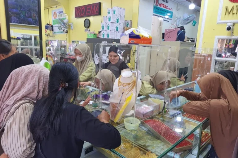 Ajang Flexing Tebar Pesona, Jelang Lebaran Toko Emas di Sampit Diserbu Pembeli