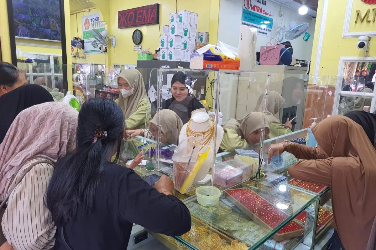 Ajang Flexing Tebar Pesona, Jelang Lebaran Toko Emas di Sampit Diserbu Pembeli