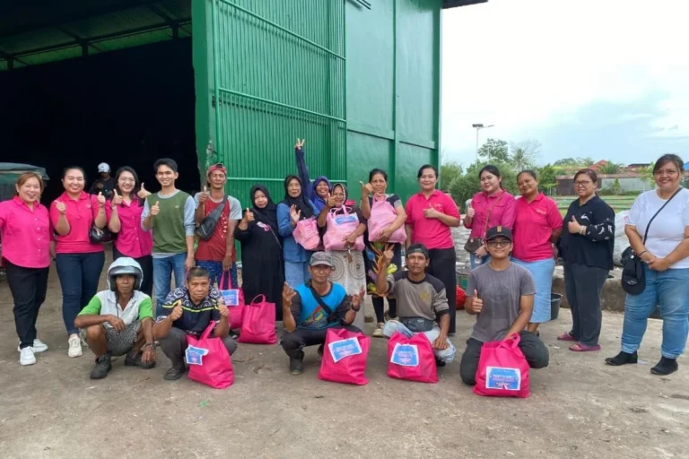 Gereja YHS Sampit Tebar Sembako Ramadan, Perempuan Jemaat Rangkul Warga Muslim