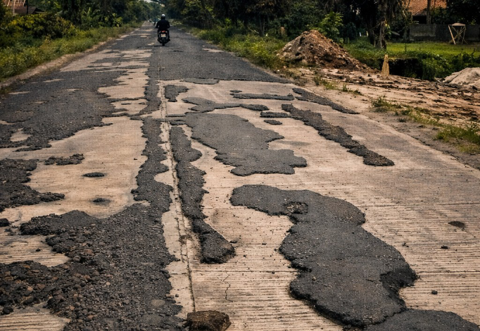 Jalan Sampit–Samuda, Warga Berkendara Sambil Menahan Cemas