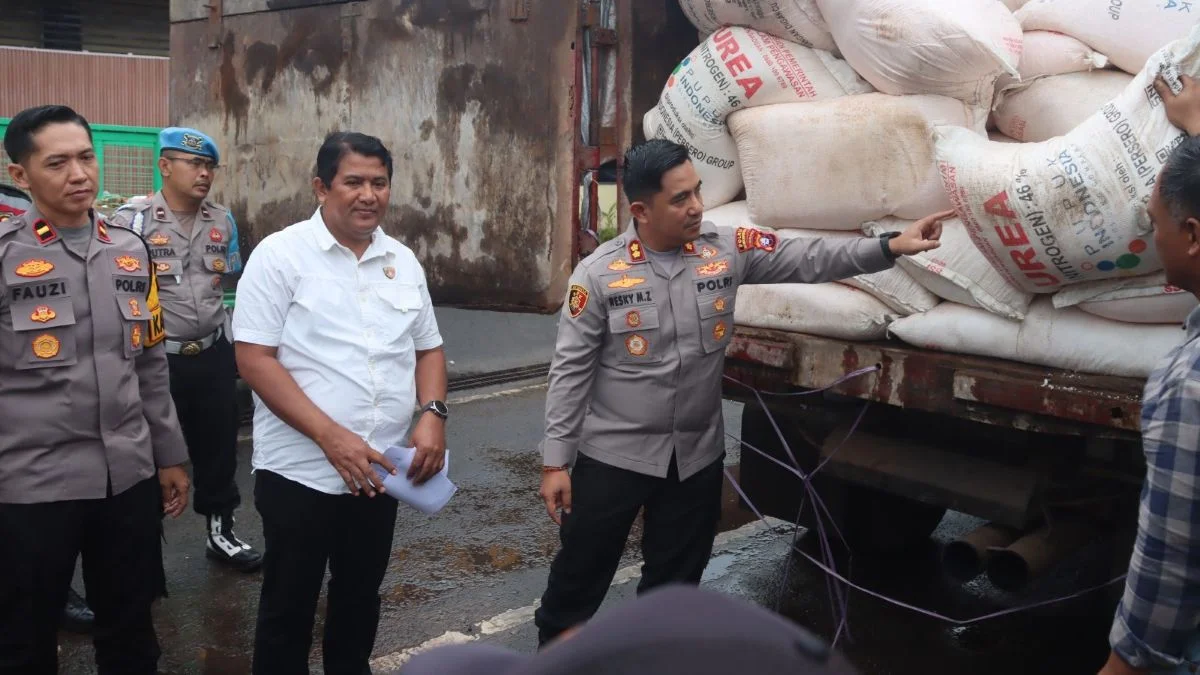 BARANG BUKTI: Kapolres Kotim AKBP Resky Maulana Zulkarnain memperlihatkan barang bukti dugaan penyelewengan pupuk subsidi, Kamis (30/4/2026). (Polres Kotim/Kanal Independen)