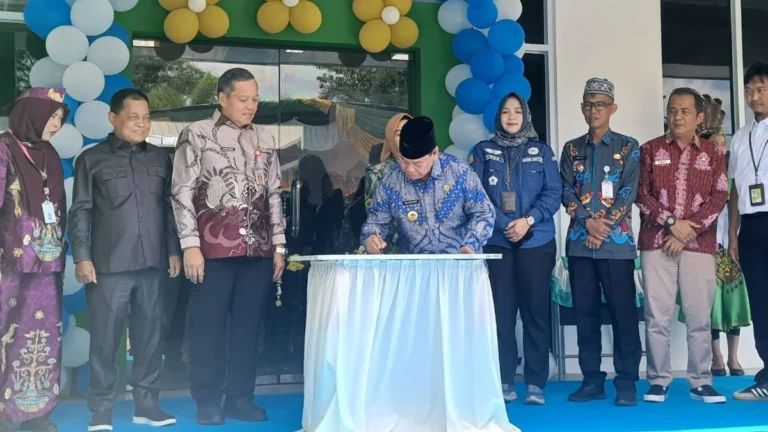 Nakes Diminta Melayani Sepenuh Hati, Bupati Kotim Pastikan Layanan Kesehatan Menjangkau hingga Desa