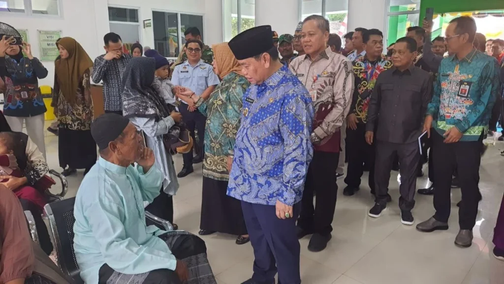 Bupati Kotim Halikinnor menyapa warga yang sedang berobat.