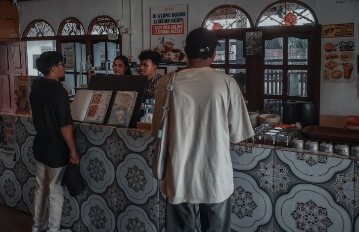 Secangkir Kopi dan Siasat Bertahan: Saat Kafe di Sampit Menjaga Rasa di Tengah Harga yang “Mendidih”