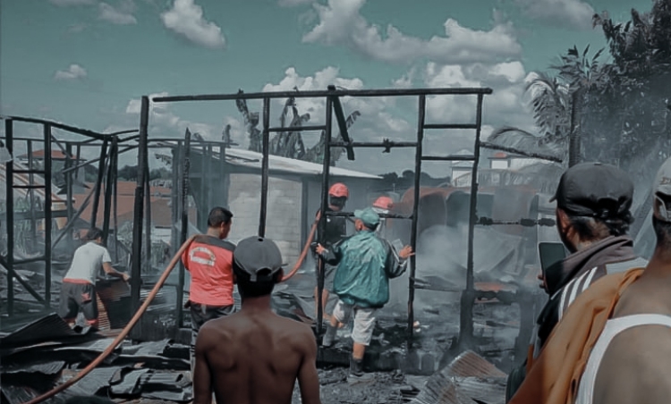 Api Melahap Tiga Rumah di Parenggean, Warga Lebih Dulu Jinakkan Kobaran