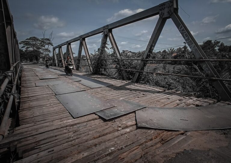 Maut di ‘Jembatan Ulin’ Kapten Mulyono: Nyawa Melayang Akibat Infrastruktur Tambal Sulam