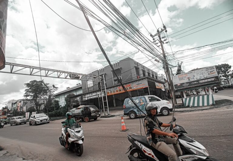 Nyaris Putus: Saat Truk Boks Menarik ‘Urat Nadi’ Lalu Lintas di Persimpangan Pelita-HM Arsyad