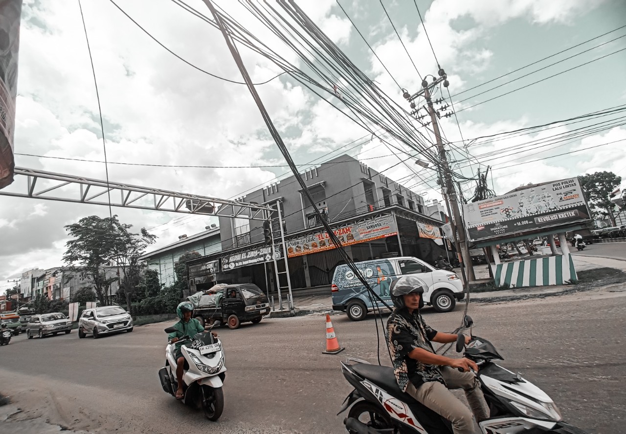 Nyaris Putus: Saat Truk Boks Menarik ‘Urat Nadi’ Lalu Lintas di Persimpangan Pelita-HM Arsyad