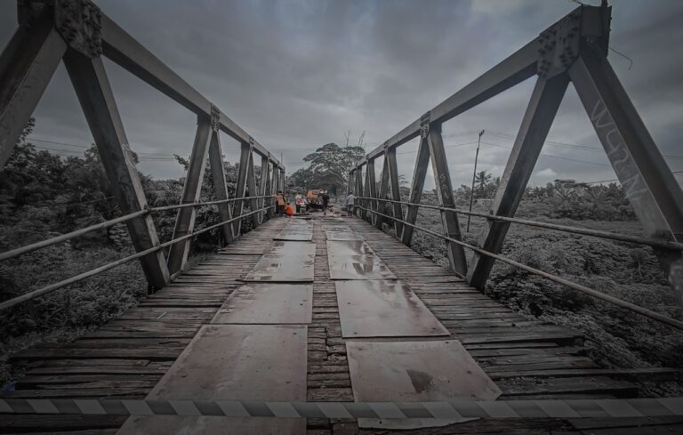 Siklus Maut Jembatan Patah: Hanya Bertahan 3 Bulan, Pemerintah Akui Pakai Kayu Ulin Bekas