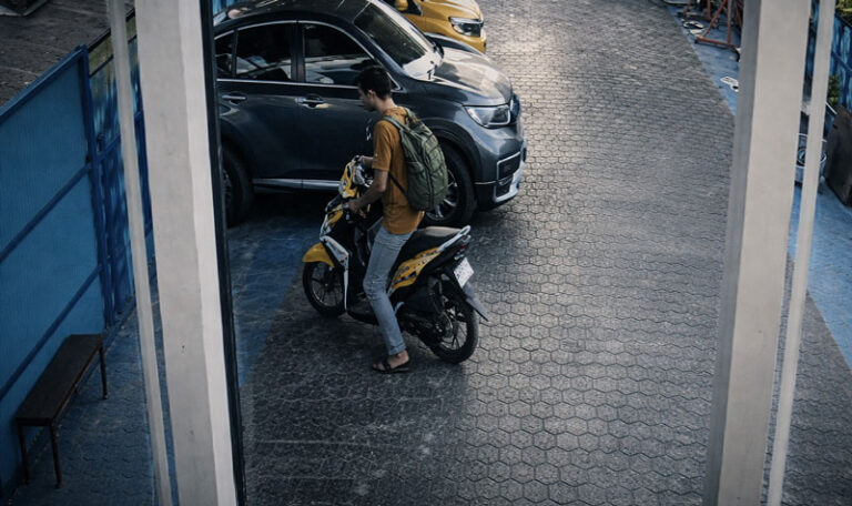 Terekam CCTV, Motor Warga Jalan Ir Juanda Raib Digondol Maling saat Pagi Buta