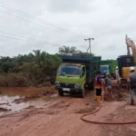 Gorong-Gorong Jebol Picu Genangan, Ruas Poros Provinsi di Jalur Parenggean-Sangai Tergenang Banjir Berlumpur