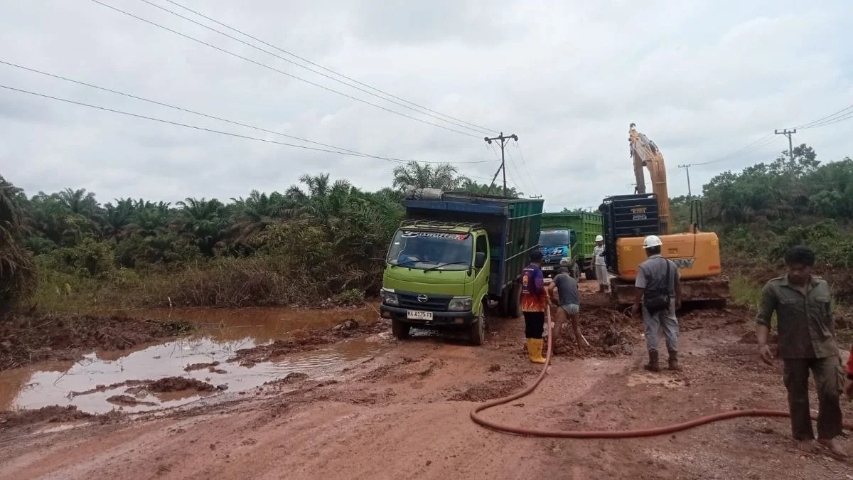 Gorong-Gorong Jebol Picu Genangan, Ruas Poros Provinsi di Jalur Parenggean-Sangai Tergenang Banjir Berlumpur