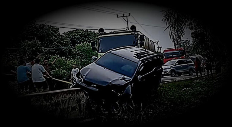 Mobil Dinas Kadishut Kalteng Hantam Pengaman Jembatan di Jemaras