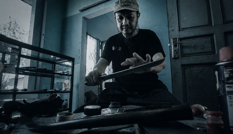 Sentuhan Magis Kayu Ulin: Rahasia Ketangguhan Pisau Sembelih Buatan Tangan Amang I’in