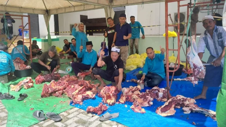 Masjid Agung Wahyu Al Hadi Bagikan Ratusan Bungkus Daging Kurban