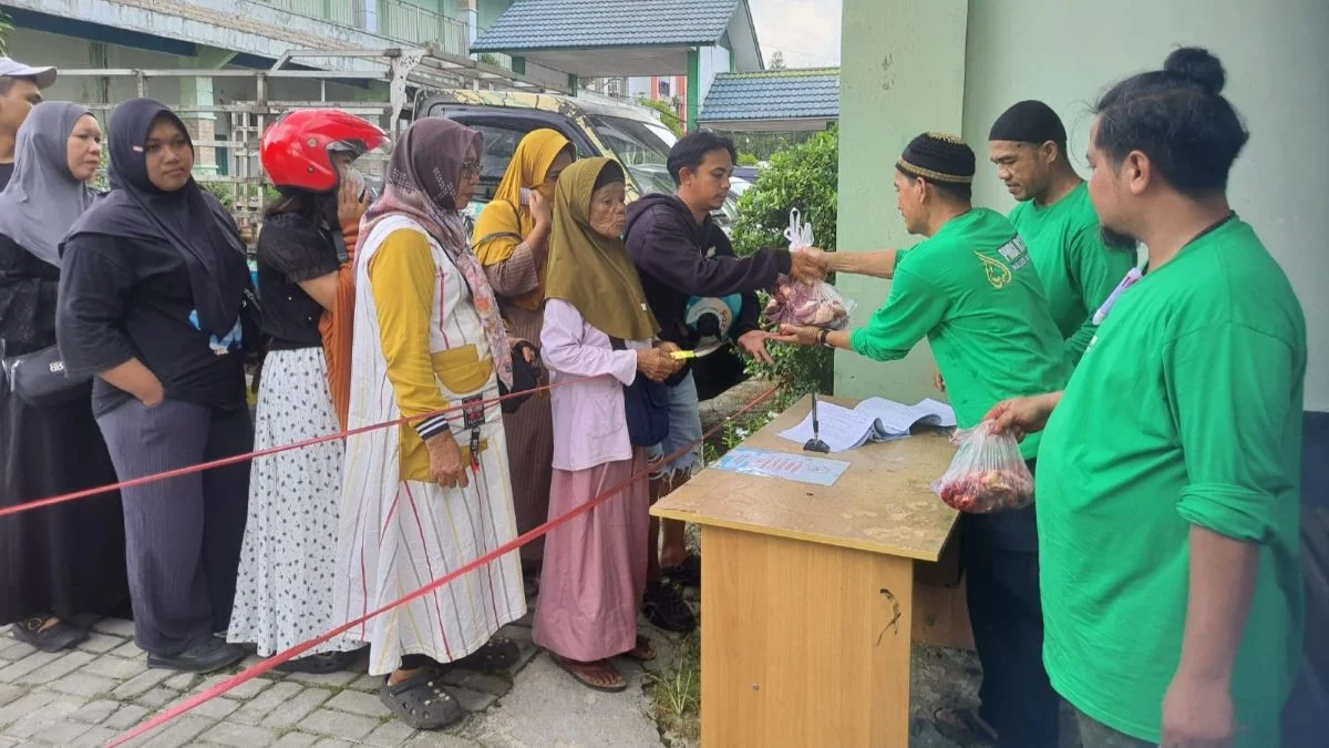 Bagikan Ratusan Bungkus Daging Kurban, RSUD dr Murjani Sampit Tahun Ini Sembelih Tujuh Ekor Hewan Kurban