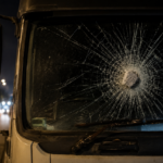 Aksi Teror Jalanan: Truk CPO Dilempar Batu di Jalur Trans Kalimantan , Kaca Pecah Berantakan