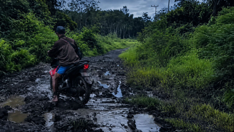 Tiga Dekade Terisolasi dalam Kubangan Janji Politik Perbaikan Jalan Desa Soren Menelanjangi Stagnasi Kronis Infrastruktur Pedalaman Kotim