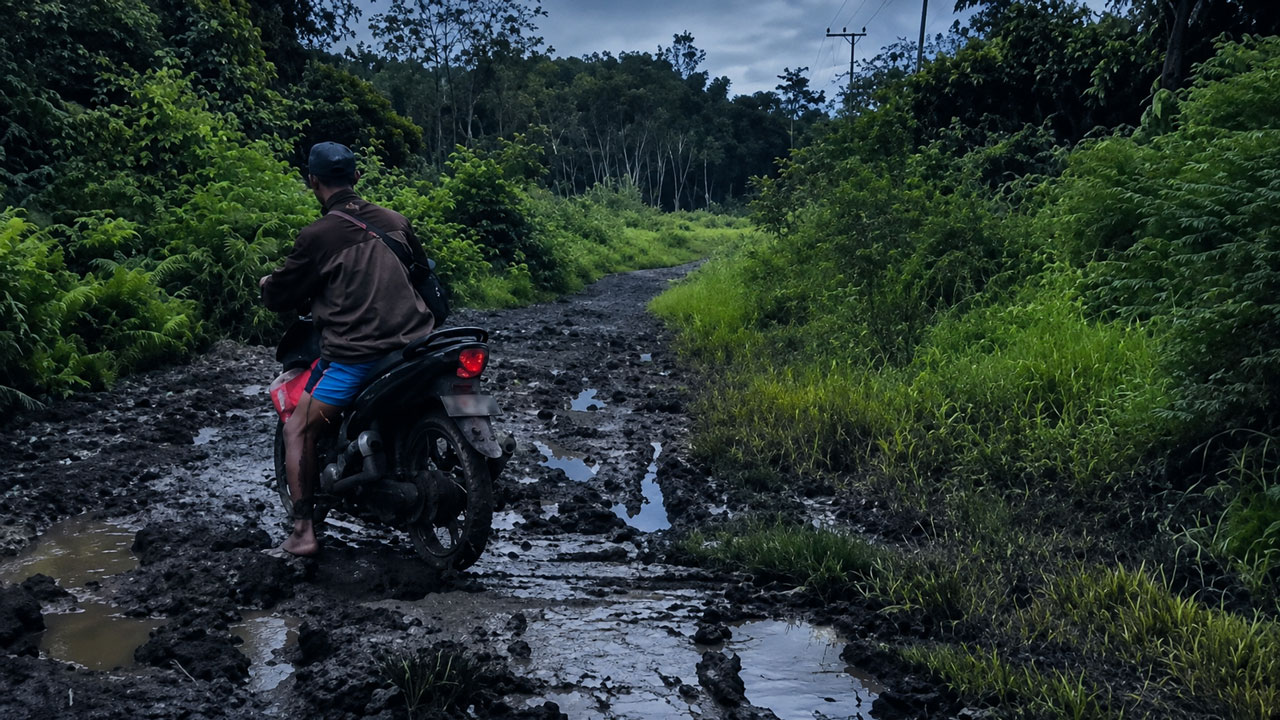 Tiga Dekade Terisolasi dalam Kubangan Janji Politik Perbaikan Jalan Desa Soren Menelanjangi Stagnasi Kronis Infrastruktur Pedalaman Kotim