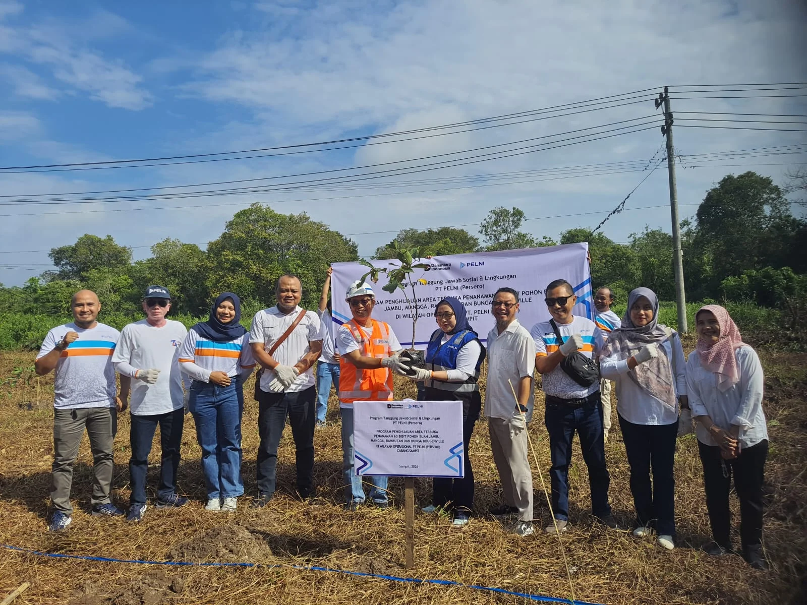 Wujud Sinergi BUMN Peduli Lingkungan, Pelni Sampit Berikan 60 Bibit Pohon untuk Pelindo Bagendang