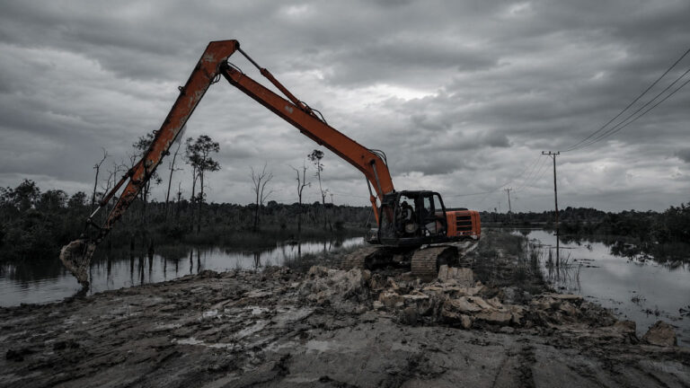 Mengarsiteki Jalan Nekat Sepanjang Sepuluh Kilometer Menembus Danau Dalam di Parenggean