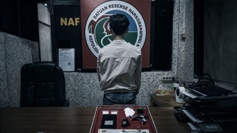 Siasat Bungkus Lakban Hitam Gagal Total Pengendara PCX Asal Pelangsian Tersungkur Bawa Delapan Gram Sabu di Jalan Rangkas