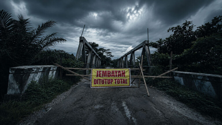 Lantai Kayu Lapuk Jembatan Patah Diganti Total, Akses Vital Ditutup 24 Jam Demi Hindari Petaka Malam
