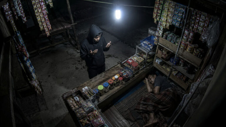 Komedi Satir Kriminalitas Sampit Ketika Pencuri Berkedok Gestur Doa Gasak Harta Warung Restu Ibu di Jalan Panjaitan