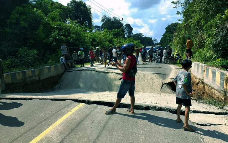 Jalur Trans Kalimantan Kasongan Sampit Putus Total Akibat Jembatan Box Culvert Kilometer Sepuluh Ambruk Menyisakan Lubang Menganga