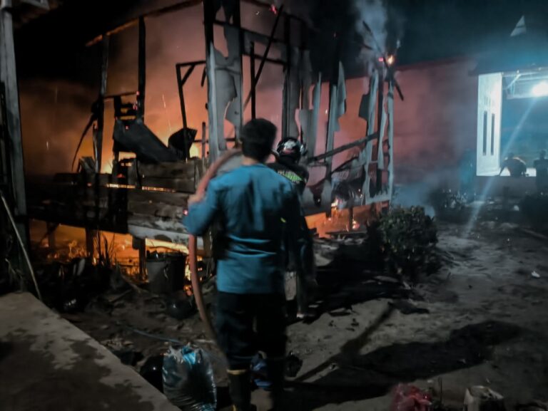 Hanya Lima Belas Menit Ditinggal Silaturahmi, Rumah Kayu Warga Bejarum Ludes Terpanggang Rata Tanah Diduga Api Muncul dari Dapur