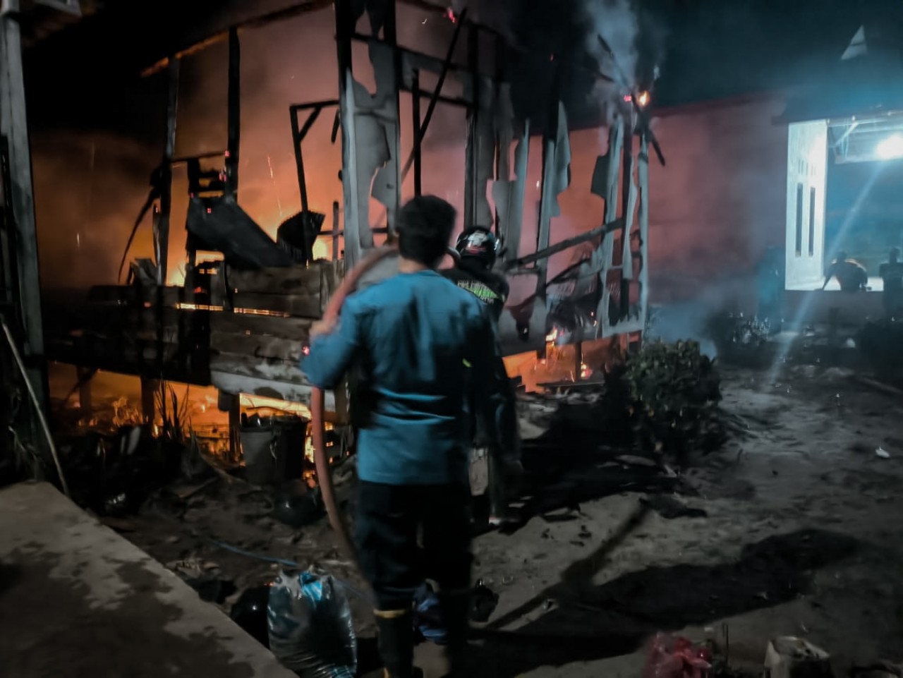 Hanya Lima Belas Menit Ditinggal Silaturahmi, Rumah Kayu Warga Bejarum Ludes Terpanggang Rata Tanah Diduga Api Muncul dari Dapur
