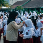 Kabut Asap Mengintai Sampit: Dinkes Kotim Bergerak Cepat Gropyokan 15 Ribu Masker di Pasar, Sekolah, dan Jalan Raya