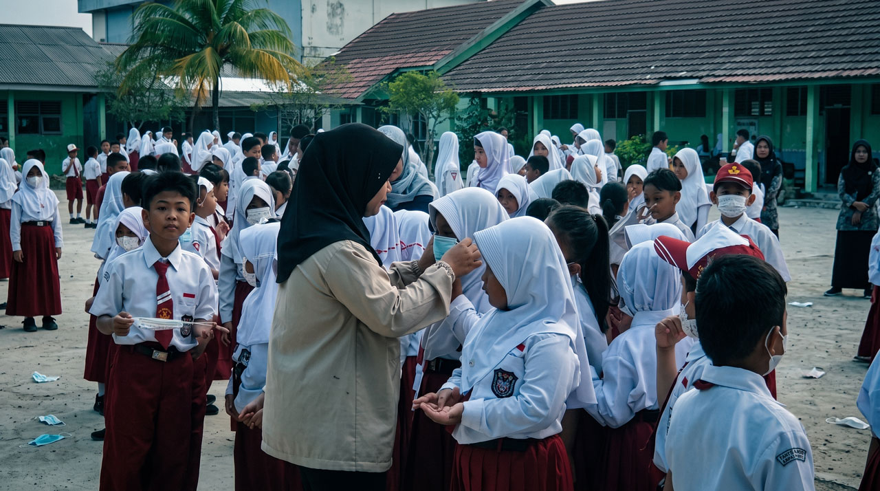 Kabut Asap Mengintai Sampit: Dinkes Kotim Bergerak Cepat Gropyokan 15 Ribu Masker di Pasar, Sekolah, dan Jalan Raya