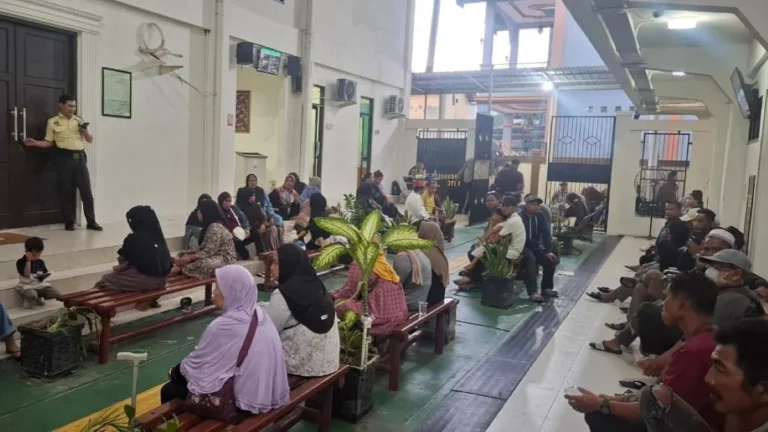 Istri Terdakwa Sawit Bagendang Raya: ”Yang Menyuruh Mengangkut Justru Tidak Bertanggung Jawab”