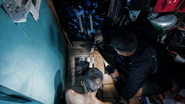 Penggerebekan Dini Hari di Desa Jaya Karet Sepuluh Paket Sabu Disembunyikan di Bawah Lantai Rumah Warga Samuda